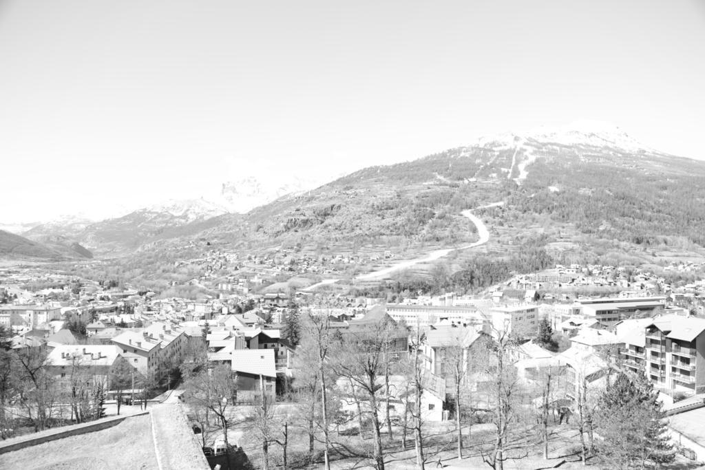 Auberge De La Paix Briancon  Exterior photo