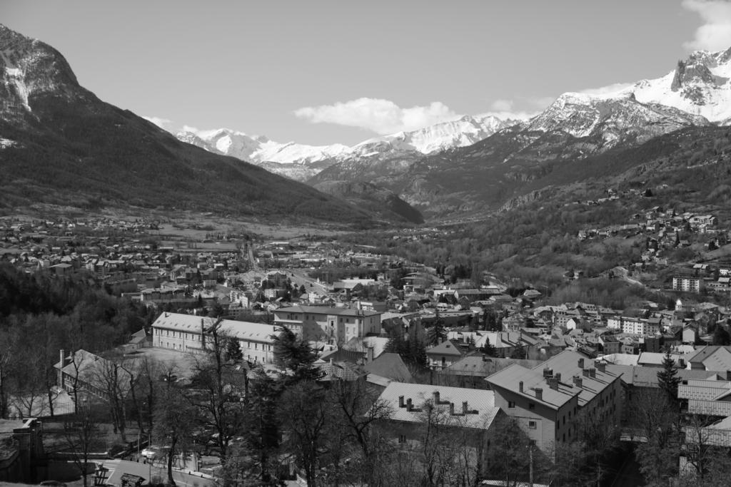 Auberge De La Paix Briancon  Exterior photo